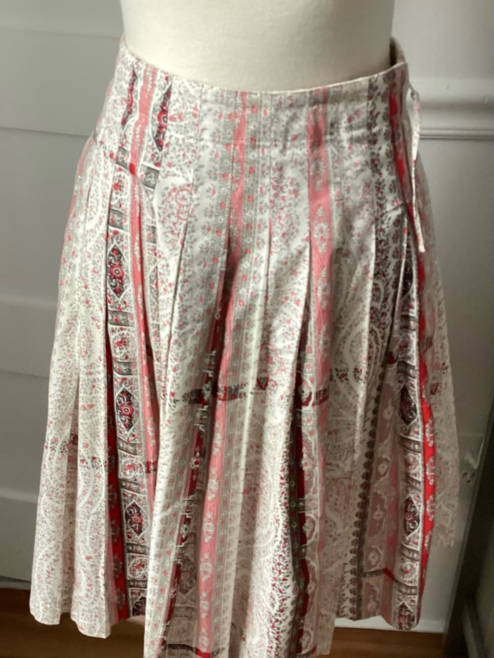 Calvin Klein Women's Red Print Skirt size 8
